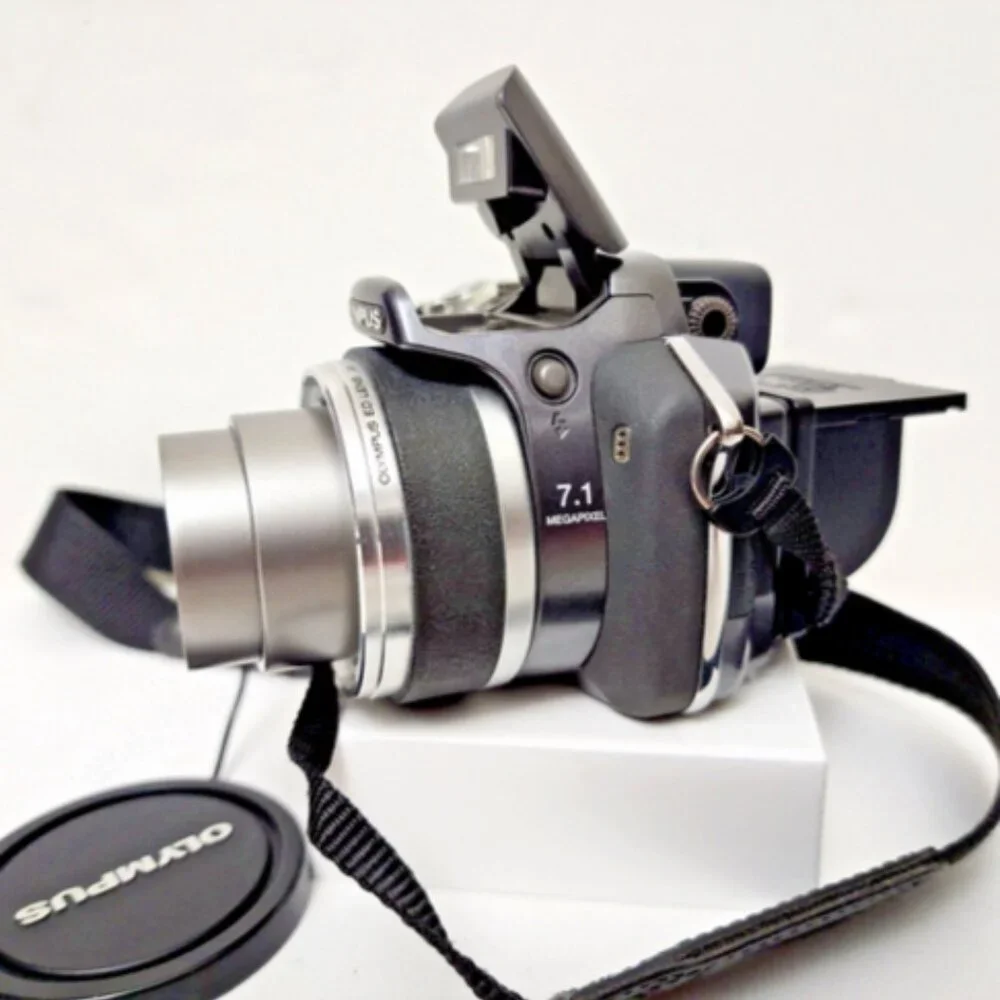 OLYMPUS SP-550UZ Digital Camera 7.1MP 28mm Wide Angle 18x OptZoom & Case…